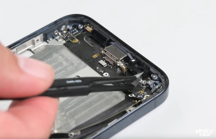 基带升级，USB-C采用通用标准，但是牙膏依旧-iPhone 15 Pro Max拆解分析